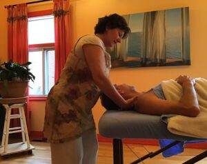 Geneviève donnant un massage avec l'approche Trager à un patient.